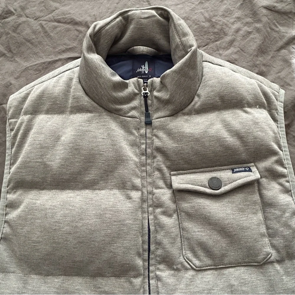johnnie-O Surfer Logo Vest Men’s Medium Gray Quilted Zip-Up Coastal Insulated‎